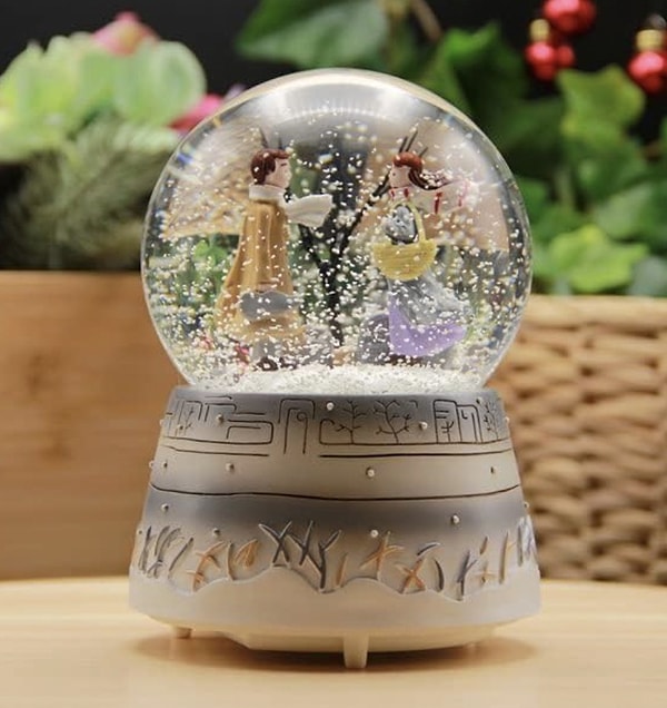 Otomatik kar püskürtme özelliği, dinlendirici müziği ve renk değiştiren ışıklarıyla sevgilinize adeta bir kış masalı hediye edin.