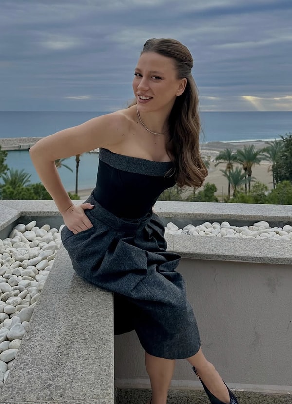 Attığı her adımla tüm gözleri üzerine çeken olay kadın Serenay Sarıkaya, magazinin en sevilen isimlerinden.