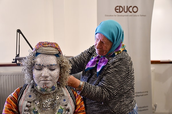 Gelinlere nazar değmesinin önüne geçtiğine inanılıyor.