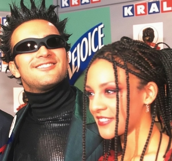 Henüz dijitalleşmemiş 90'lı yıllarda müzik piyasasında TV'lerin ve radyoların önemi büyüktü.