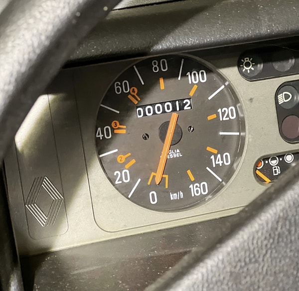 Sadece 12 kilometre yol yapmış aracın hikayesi, kondisyonu kadar dikkat çekici.