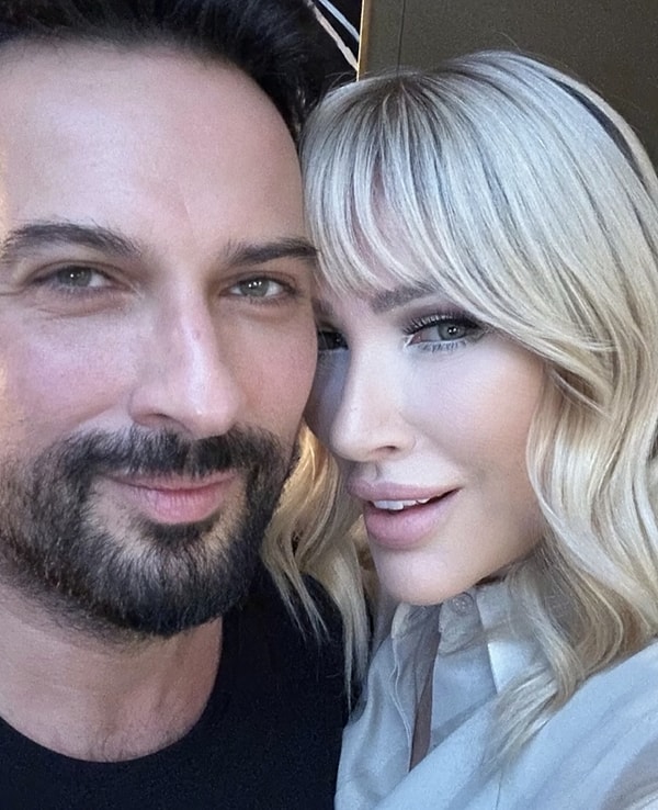 Ancak gecenin asıl konuşulan detayı, Seda Sayan’ın Tarkan’la yan yana paylaştığı fotoğraf oldu.