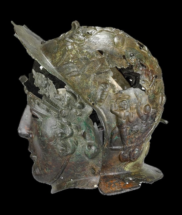 Miğfer başlığında süvari ve piyadeler arasında geçen bir çatışma sahnesi betimleniyor.