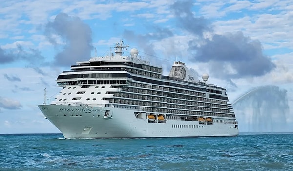 Compass Rose restoranı, masalsı dekorasyonu ve canlı atmosferiyle geminin merkezi olarak görülüyor.