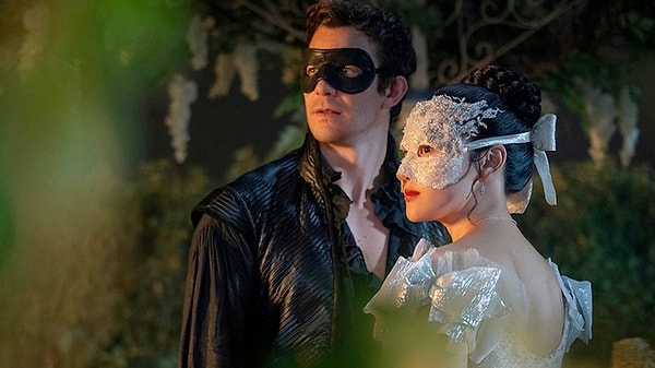 Bridgerton dördüncü sezonda geniş bir dönem atmosferi içinde aristokrat aşk ve entrikaları anlatsa da bu kez izleyicilerin gözü bir ayrıntıya takıldı.