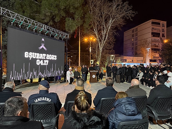 Kahramanmaraş’ta Pazarcık Saat Kulesi önünde anma yapıldı.