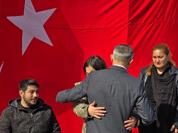 Beliz Aydın ise buluşmada gözyaşlarını tutamadı.