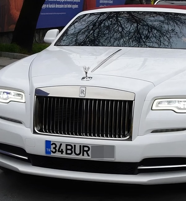 Servetinin 1 milyar lirayı aştığı öne sürülen Burak Özçivit'in otomobil tutkusu da malum.