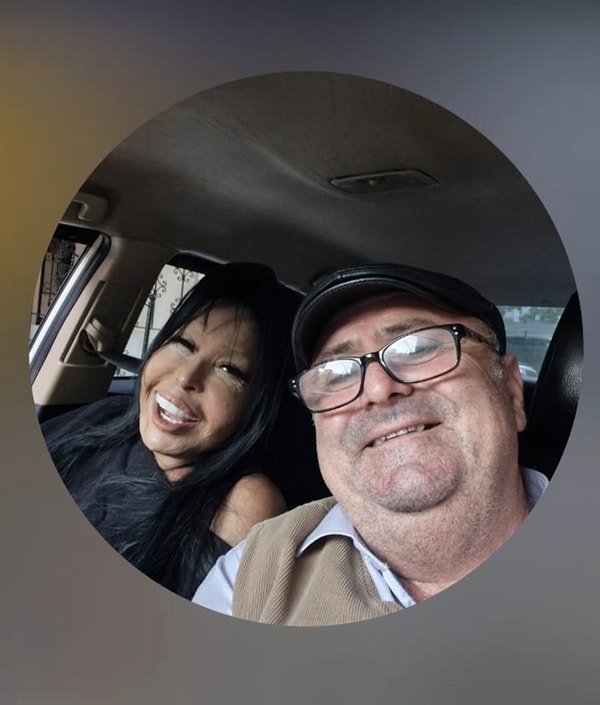 Taksici, Ersoy’u gideceği yere bıraktıktan sonra birlikte fotoğraf çekilmeyi de ihmal etmedi.