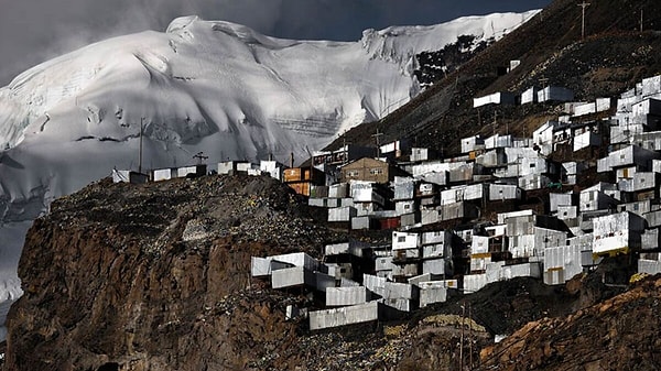 La Rinconada, Bolivya sınırına yaklaşık 650 kilometre mesafede, Ananea Dağı’nın dik yamaçlarına kurulmuş durumda.