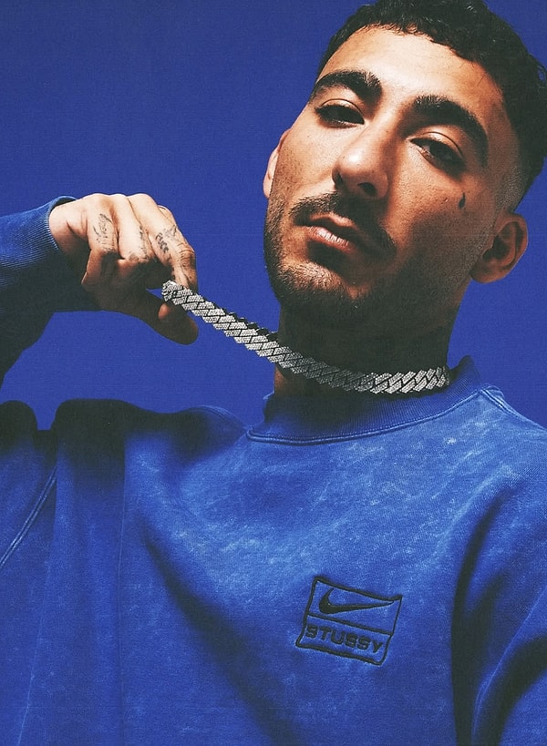 Gerçek adı Utku Cihan Yalçınkaya olan Uzi, son yıllarda “Makina”, “KRVN”, “Kan” gibi parçalarla adını zirveye yazdırırken, tarzı ve sahne duruşuyla da sık sık sosyal medyada tartışma konusu oluyor.