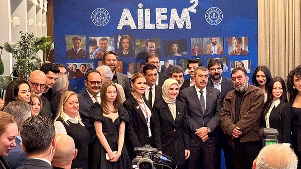 Gülben Ergen'in MEB tarafından yapılan Ailem dizisinde rol alacağı bilgisinin ortaya çıkmasının ardından Cumhurbaşkanı Başdanışmanı Oktay Saral tepki göstermişti.