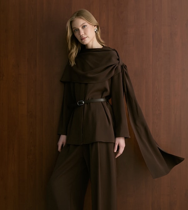 Özel şal detayı ve taba renginin sıcaklığıyla gardırobunuza hem modern hem de çok yönlü bir parça ekleyin!