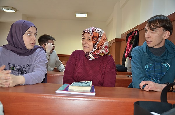 Sınıf arkadaşlarıyla kurduğu bağlardan da memnun olan Örs, yaş ve tecrübe farkının bir avantaja dönüştüğünü ifade ediyor.