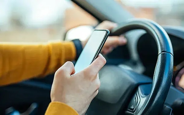 Seyir halinde telefonla konuşanlar ehliyetini kaybedebilir.