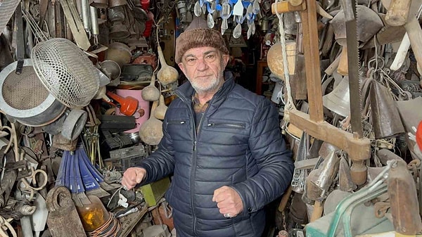 Samsun’un Asarcık ilçesinde yaşayan Cemil Benice’nin çocuk yaşlarda başlayan antika merakı, bugün adeta geçmişle bugünü buluşturan benzersiz bir koleksiyona dönüştü.