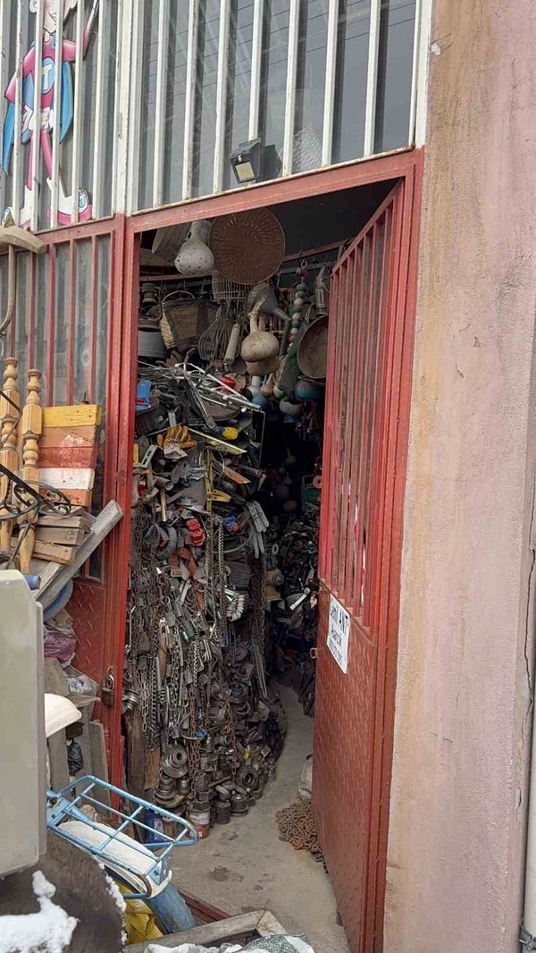 Benice, biriken ürünlerin yalnızca dükkanla sınırlı olmadığını, üç ayrı depoda da binlerce parça muhafaza ettiğini belirtiyor.