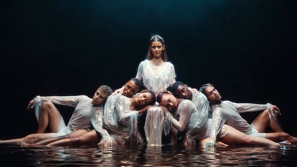 Aşk-ı Memnu dizisindeki Bihter karakteriyle hafızalara kazınan Beren Saat, kariyeri boyunca her projede farklı bir kimliğe bürünerek geniş bir hayran kitlesi edindi.