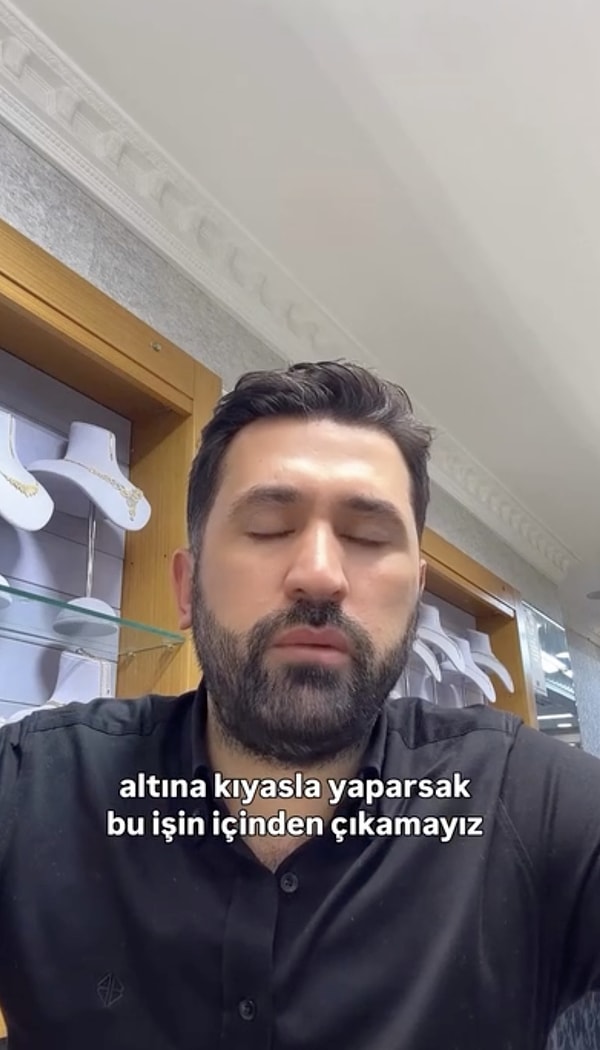 Altın fiyatlarını sürekli referans alarak yapılan kıyaslamaların sağlıklı olmadığını vurgulayan kuyumcu, “Her şeyi altına göre hesap edersek işin içinden çıkamayız” dedi.