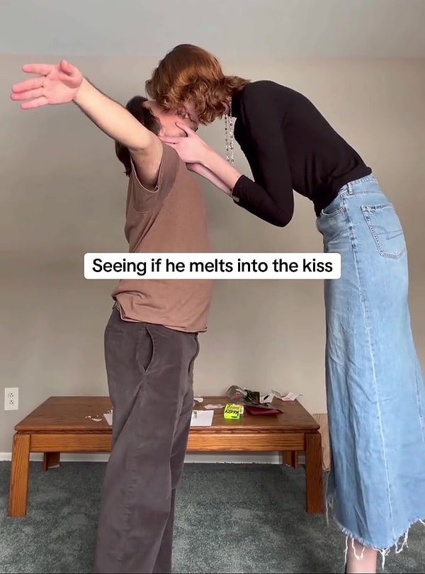 TikTok’ta yayınlanan görüntülerde Currin’in sevgilisinin boyunun göğüs hizasında kaldığı görülüyor.