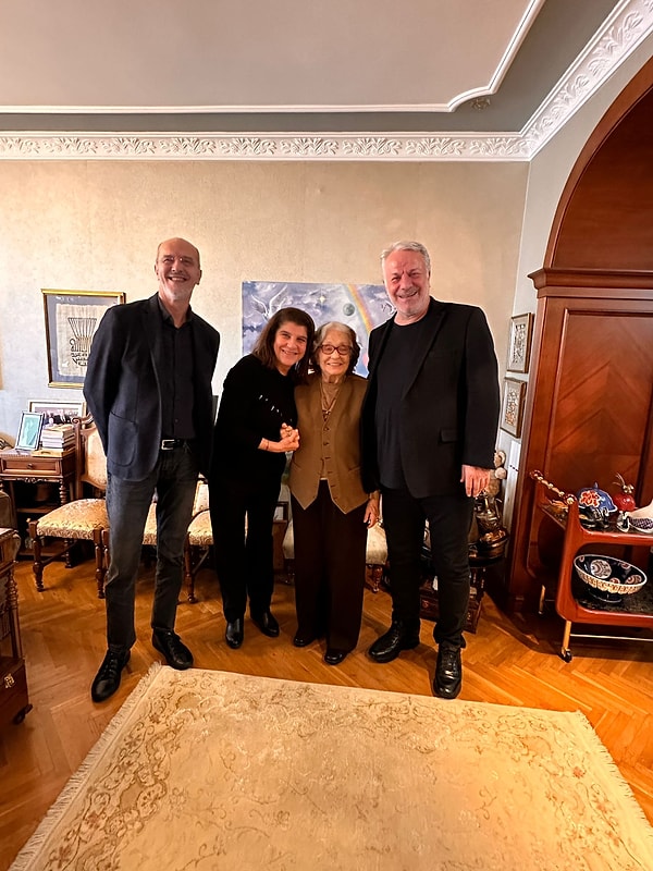 Kararın ardından yapımcı Fatih Aksoy, senarist Melis Civelek ve Medyapım CEO’su Murat Saygı, Gülten Dayıoğlu’nu ziyaret etti.