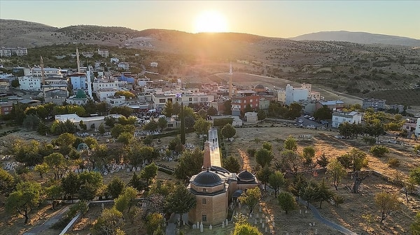 Ardından Türkiye'deki güvenli il ve ilçelere değindi.