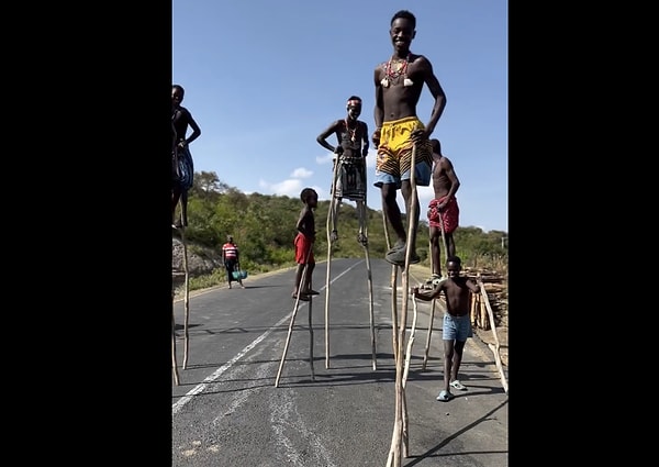 Peki neden bu sopalarla geziyorlar;