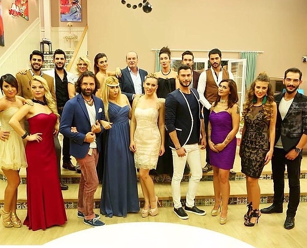 İlk olarak 2015 yılında, yani bundan tam 11 yıl önce hayatımıza giren Kısmetse Olur'u hatırlamayan yoktur.