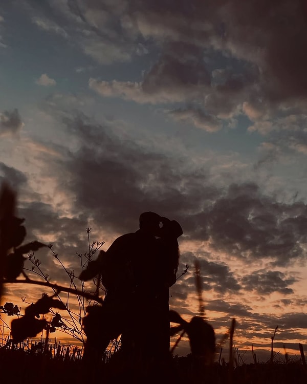 İşler her geçen gün daha mı ciddileşiyordur nedir... Bu aşkın ilk sosyal medya gönderisi geçtiğimiz dakikalarda geldi.
