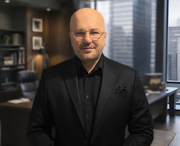 Sevgili dostum, bizler sizi çok iyi tanıyoruz ancak tanımayanlar için kısaca kendinizden bahseder misiniz?