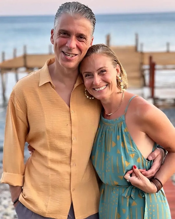 Ceyda Düvenci, 2015’te dizi setinde tanışıp evlendiği Bülent Şakrak ile 2023’te boşandıktan sonra, radyo sunucusu Güçlü Mete ile yeni bir ilişkiye başlamıştı.