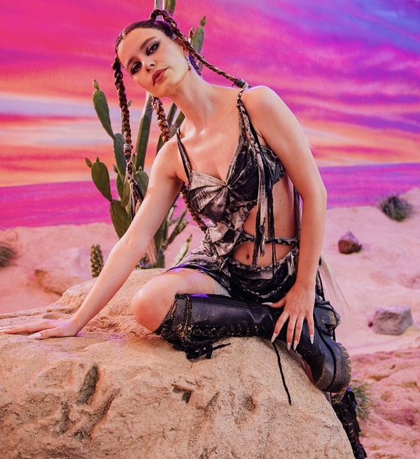 Türkiye'nin en güzel ve en popüler oyuncularından biri olan Beren Saat, 11 Şubat'ta ilk şarkısını çıkardı.