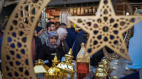 Suudi Arabistan Yüksek Mahkemesinden yapılan yazılı açıklamada, Ramazan hilalinin görüldüğü ve yarın (çarşamba günü) Ramazan Ayı’nın ilk günü olduğu belirtildi.
