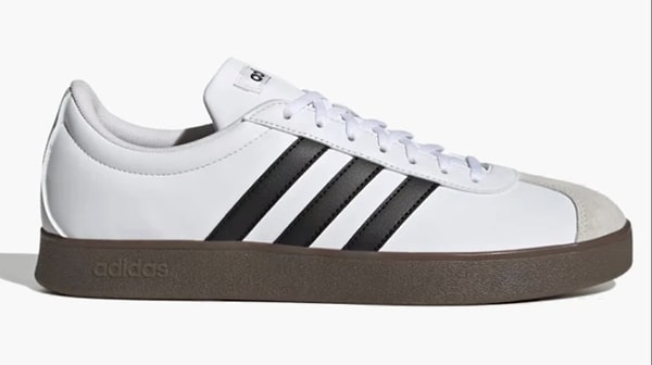 Stilinde hem nostalji hem konfor arayan Balık erkekleri için: adidas VL Court Base