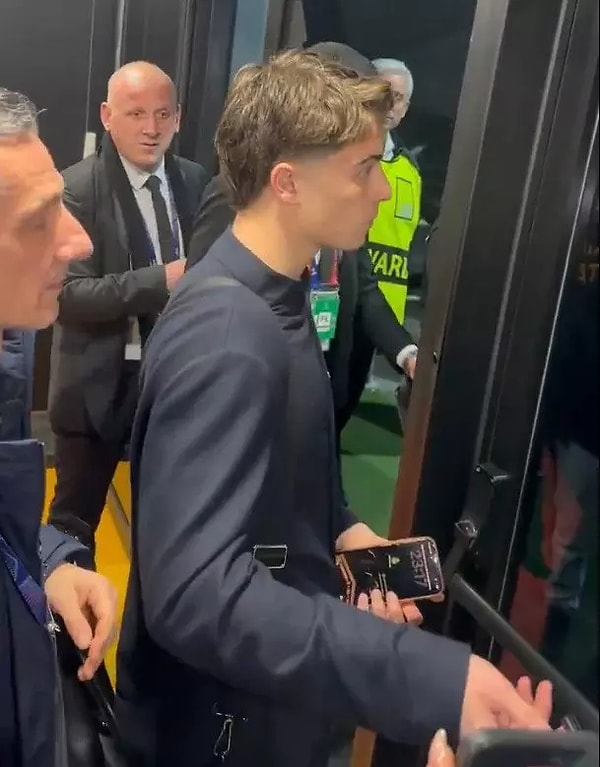 Kenan Yıldız'ın duvar kağıdı olarak Kabe ve bir ayet kullanması dikkat çekti.