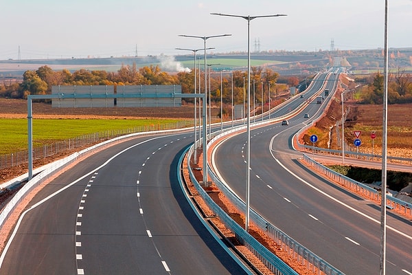 Gece görüşünü artırıyor, sürücülere güvenli bir yolculuk sunuyor.