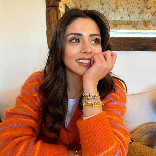 Son yılların en dikkat çeken genç oyuncularından biri olan Sıla Türkoğlu, televizyon dünyasında kısa sürede geniş bir hayran kitlesi edinmeyi başardı.