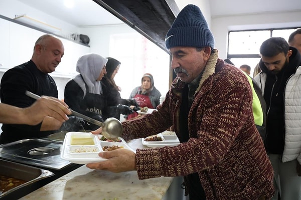 Başka bir vatandaş da her yıl aynı birlikteliğin yaşandığını belirterek, "Herkes yardım ediyor, geliyor temizliyor. Herkesten Allah razı olsun. Burada toplu yemek yemekten mutluyuz" ifadelerini kullandı.