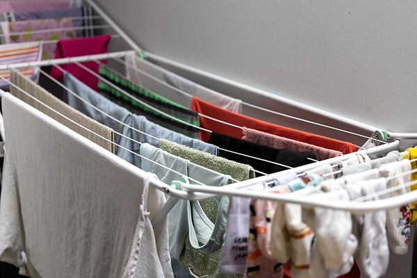 Uzmanların dikkat çektiği en önemli nokta, çamaşırların askıya doğru şekilde yerleştirilmesi.