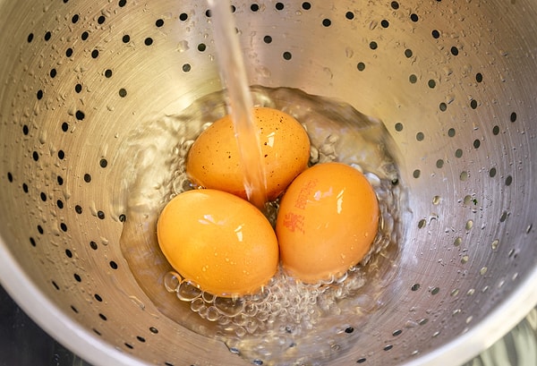 Aniden gelen soğuk su termal şok ve mikroskobik çatlaklara neden oluyor.
