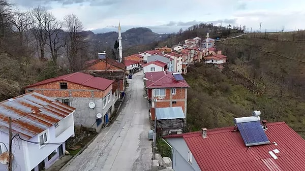 Ordu tarafında yaşıyor, Samsun tarafında bakkalı var.