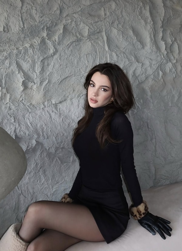 Çocuk yaşta kamera karşısına geçen Su Burcu Yazgı Coşkun, yıllar içinde adım adım yükselerek genç kuşağın en dikkat çeken oyuncularından biri oldu.