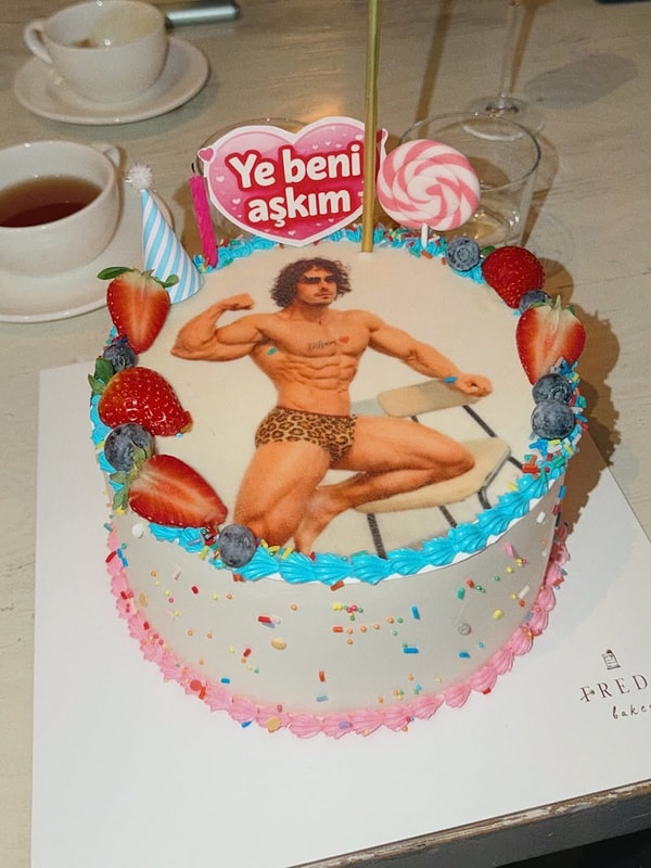 Sizler için özel hazırlanmış o pastayı şöyle bırakalım...