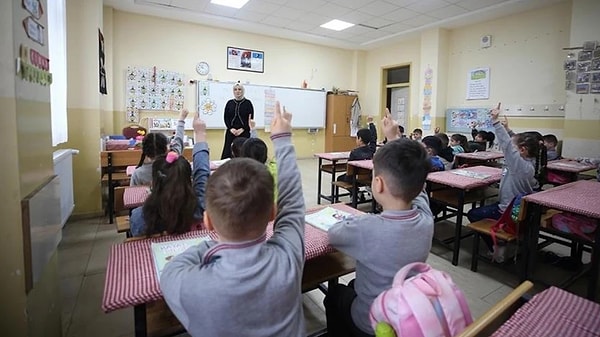 Türkiye’de ilk olarak 2019 yılında uygulanmaya başlanan ara tatil uygulaması gelecek eğitim döneminde kaldırılıyor.