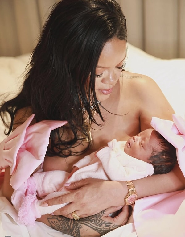 2019 yılından bu yana A$AP Rocky ile birlikte olan Rihanna, ilişkisini 2021 yılında kamuoyuna açıklamıştı.