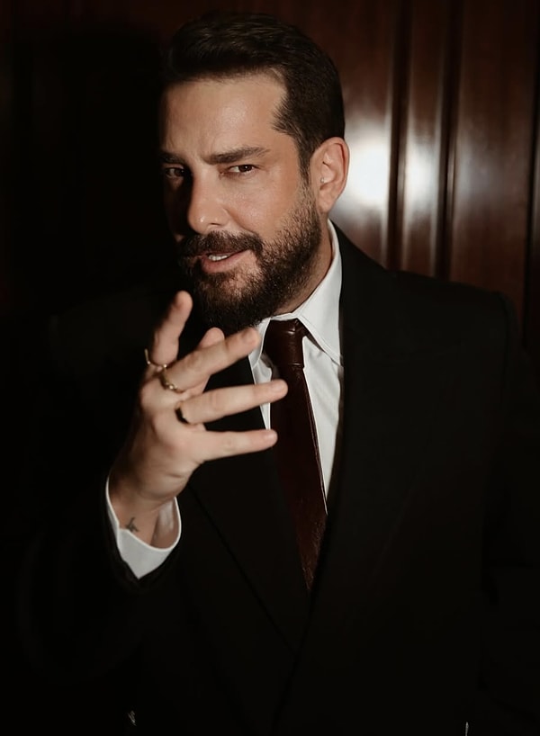 Son yılların en sevilen, en doğal ve en “bizden” isimlerinden biri olan Enis Arıkan, yalnızca oyunculuğuyla değil samimiyetiyle de gönülleri fethetmeye devam ediyor.