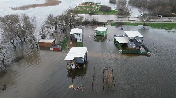 Bursa'nın Nilüfer ilçesinde etkili olan sağanak yağışların ardından Ulubat Gölü'nün su seviyesi 10 metre yükselerek taştı.