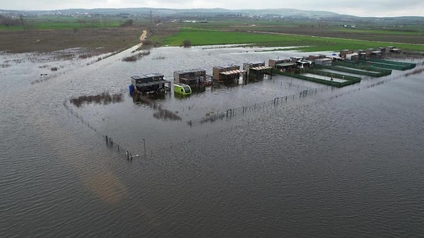 Tunca'nın karıştığı Meriç Nehri'nde de debi kritik seviyelerde seyrediyor.