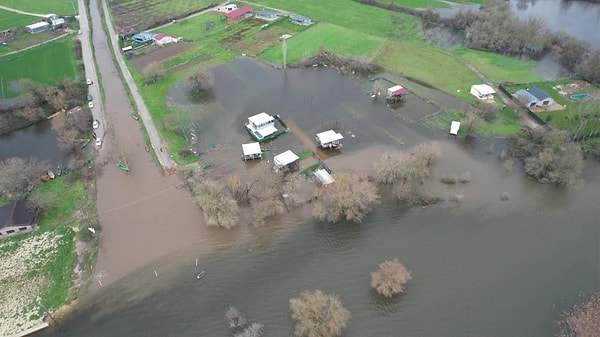Edirne'de Meriç ve Tunca nehirlerinde su seviyesinin yükselmesi nedeniyle Tunca Nehri üzerindeki Tunca Köprüsü trafiğe kapatıldı.