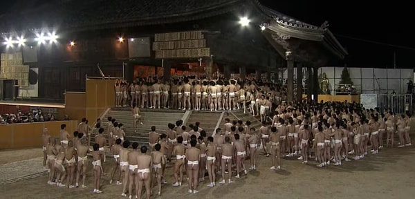 Japonya’da yarı çıplak binlerce erkek, Okayama kentinde bulunan Saidaiji Tapınağı’nda düzenlenen çıplaklık festivaline katıldı.
